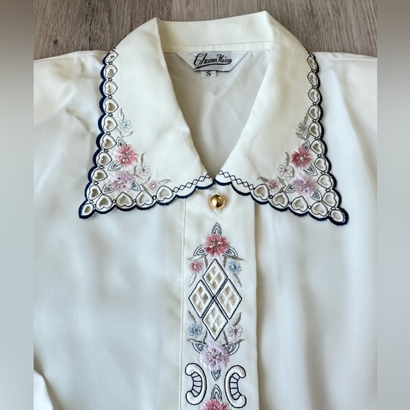 Vintage Romantic Embroidered Blouse - Picture 4 of 5